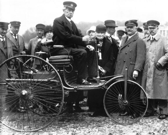 Benz Patent-Motorwagen Model I z 1886 roku w Monachium w 1925 roku, za kierownicą Carl Benz