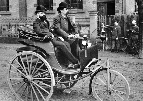 Benz Patent-Motorwagen z 1887 roku, za kierownicą Carl Benz